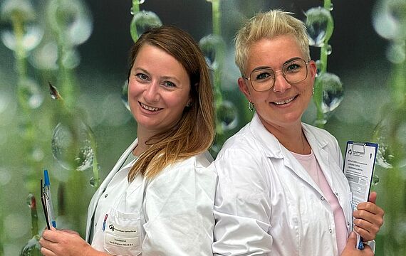 Sarah Platzner, MA, M.Ed. (links) und Stefanie Sommeregger bilden seit 2025 das Team des Sozialdienstes im Krankenhaus Spittal/Drau.