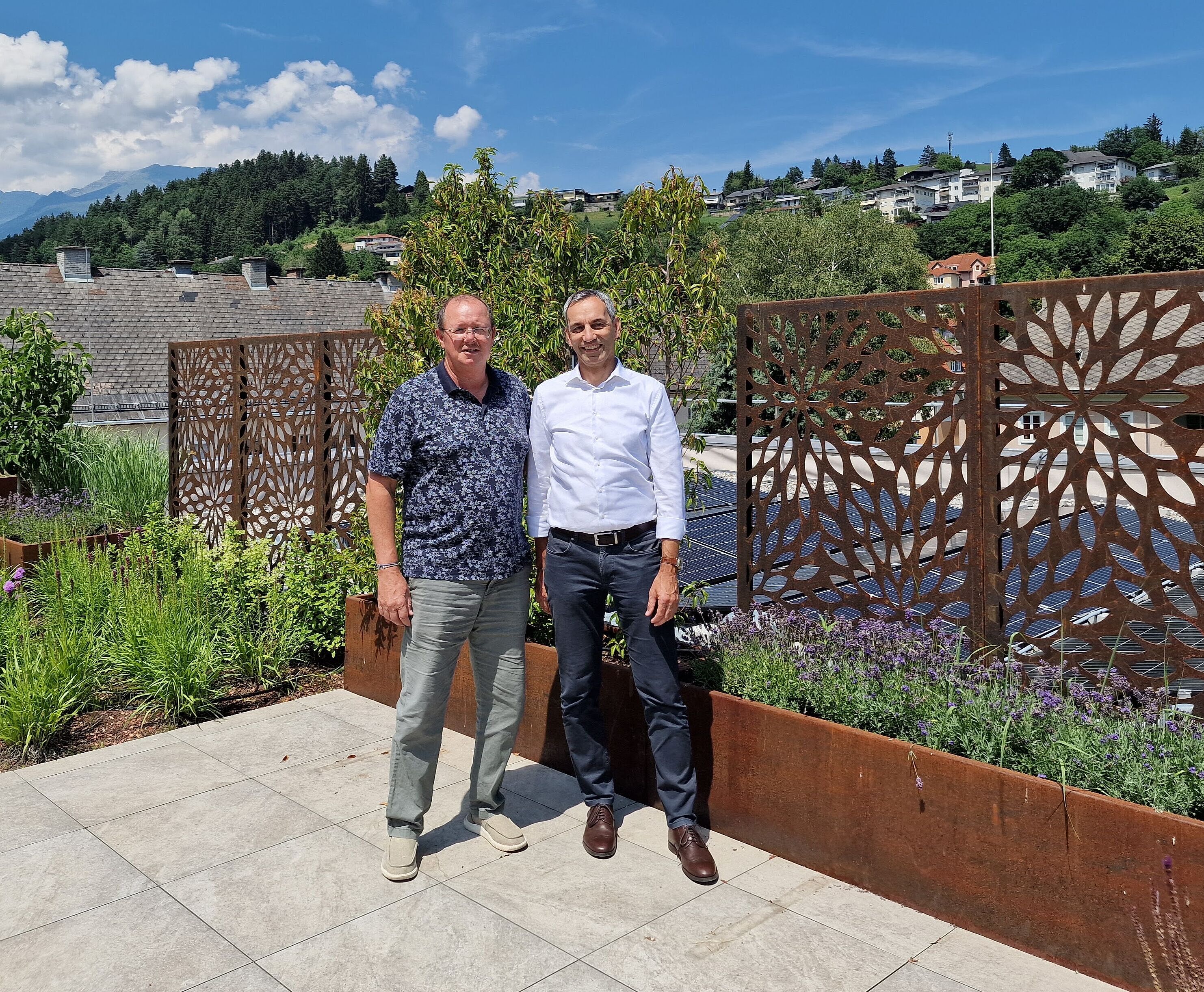 Mag. Robert Erlacher (r.) und Ing. Roland Schmid zeigen Nachhaltigkeit im Krankenhausalltag.