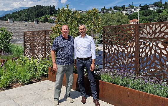 Mag. Robert Erlacher (r.) und Ing. Roland Schmid zeigen Nachhaltigkeit im Krankenhausalltag.